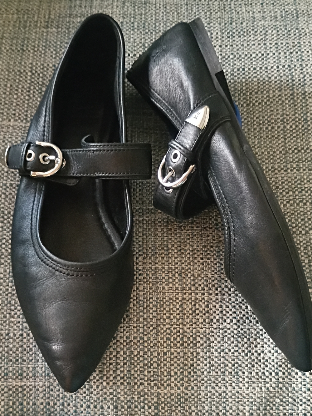 FRYE-Heather-8.5-Black Leather Pointed Toe Mary Jane Flats Silver Buckle Strap